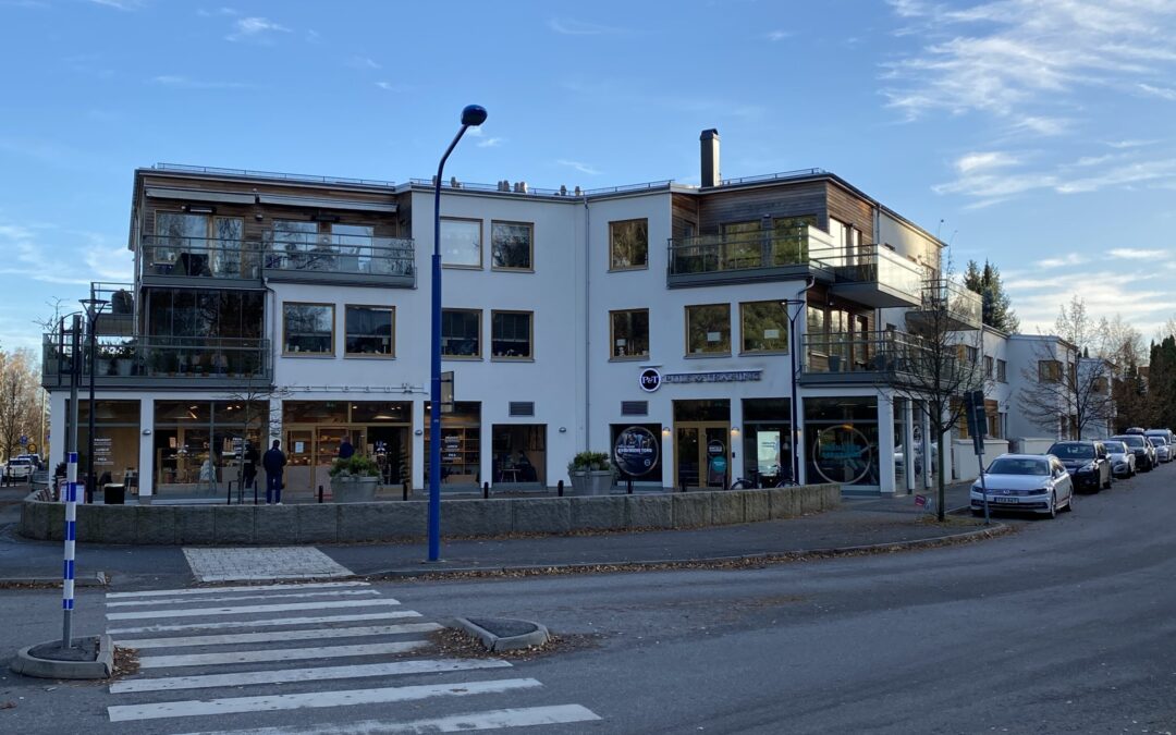 Edsvikenstorg nybyggnad av 5 hus med totalt 26 bostadsrättslägenheter och 2 lokaler och garage.