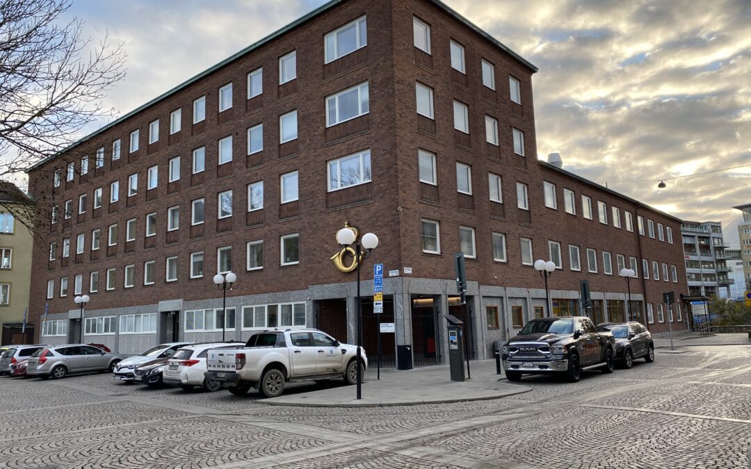 Vinjetten 7 byggår 1950 med 17 bostadslägenheter och ca 1800 kvm lokaler.
